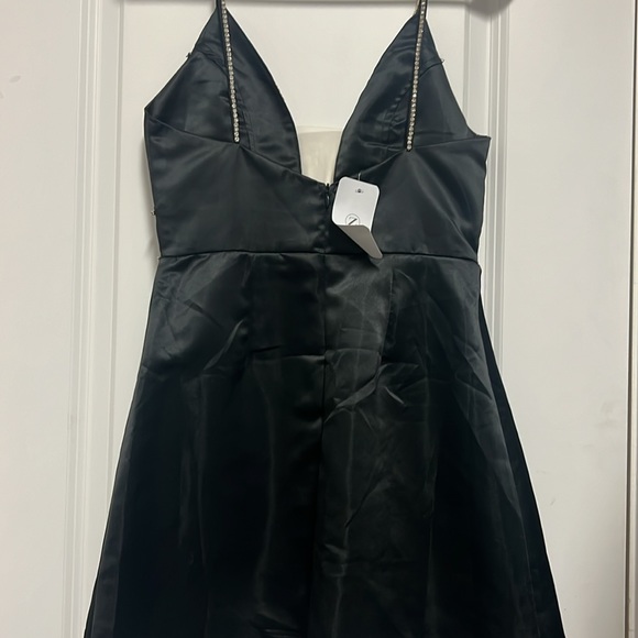 Black dresses - Picture 3 of 3